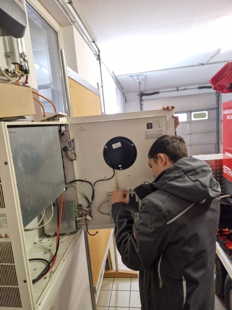 Techniker repariert elektrische Anlage in der Feuerwache St. Pölten