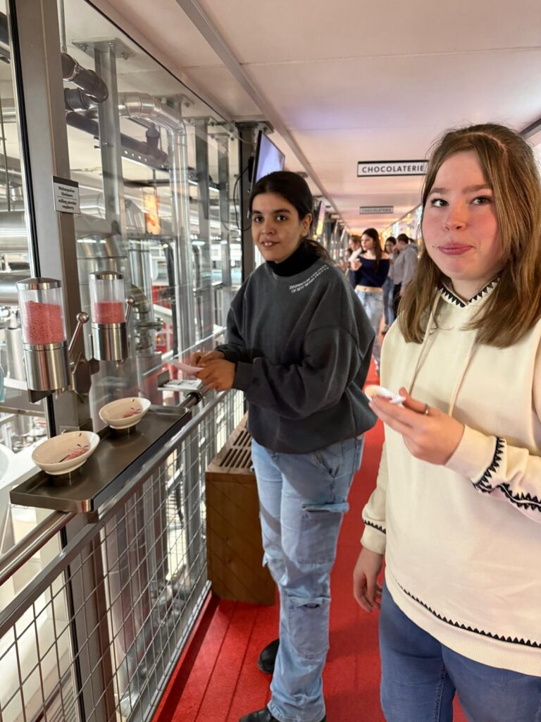 Zwei junge Frauen probieren in einer Schokoladenfabrik in Wien.