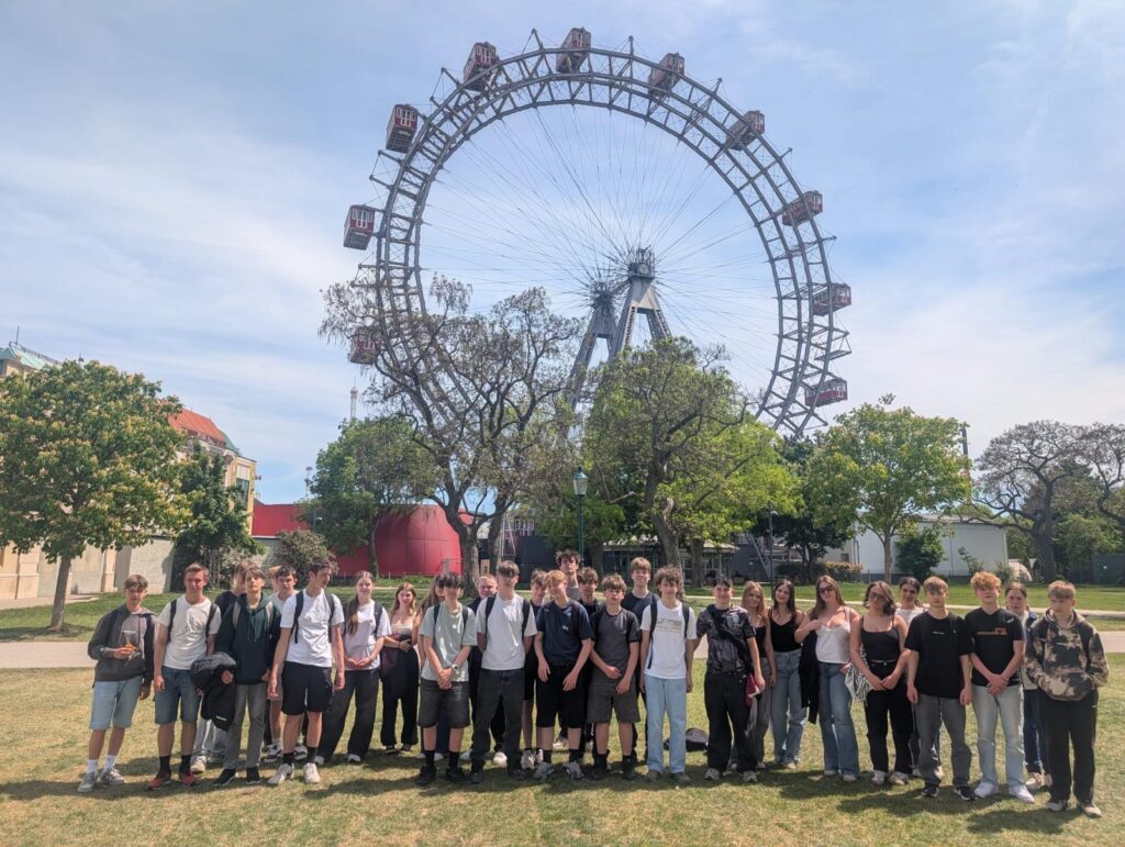 Wiener Riesenrad mit einer Gruppe Jugendlicher im Prater